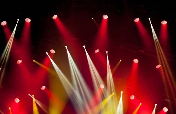 Luces de escenario en concierto. Equipo de iluminación — Foto de Stock