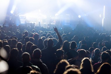 Konser sahne ışıkları. Aydınlatma donanımları