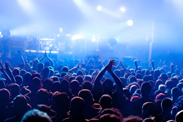 Luces de escenario en concierto. Equipo de iluminación — Foto de Stock