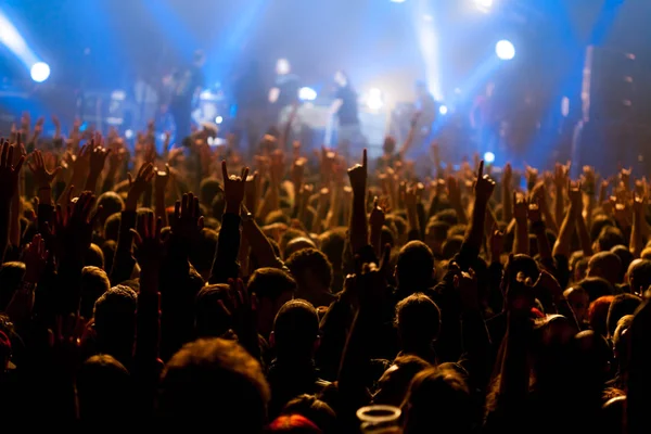 Luces de escenario en concierto. Equipo de iluminación — Foto de Stock