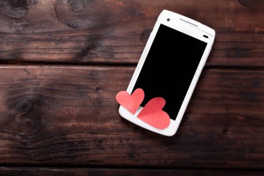 doğal ahşap arka plan karşı cep telefonu