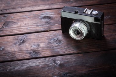 Ahşap masa arka plan üzerinde eski retro fotoğraf makinesi