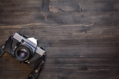 Ahşap masa arka plan üzerinde eski retro fotoğraf makinesi