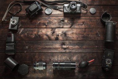 Ahşap masa arka plan üzerinde eski retro fotoğraf makinesi