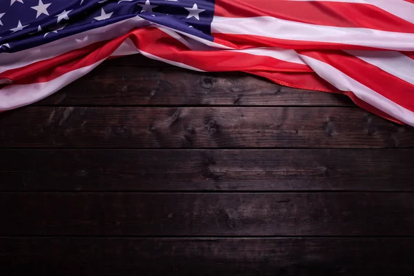 Американский флаг, лежащий на деревянном фоне — стоковое фото