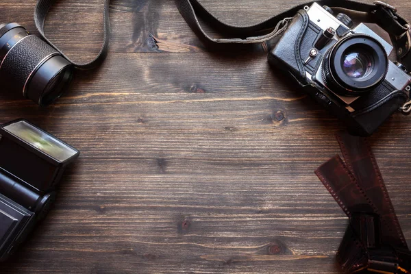 Starý retro fotoaparát na dřevěný stůl pozadí Stock Obrázky