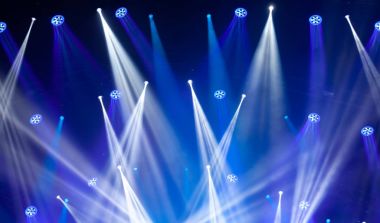 Konser sahne ışıkları. Aydınlatma donanımları