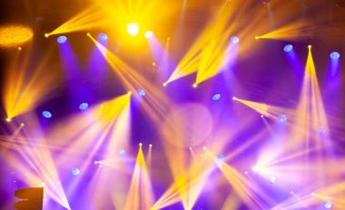 Konser sahne ışıkları. Aydınlatma donanımları