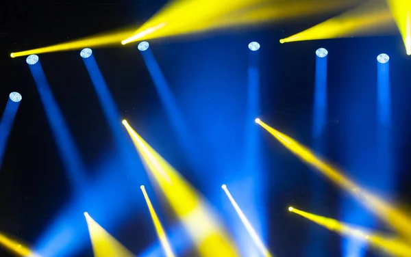 Luces de escenario en concierto. Equipo de iluminación — Foto de Stock