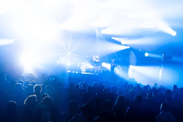 Luces de escenario en concierto. Equipo de iluminación — Foto de Stock