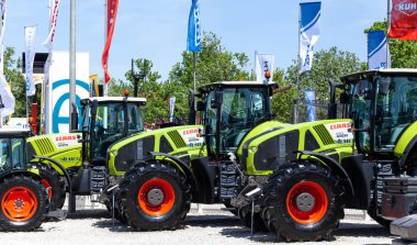 Modern traktör ve biçerdöver ekranda Tarım Fuarı