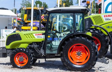 Modern traktör ve biçerdöver ekranda Tarım Fuarı