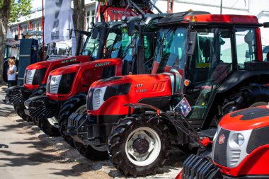 Modern traktör ve biçerdöver ekranda Tarım Fuarı