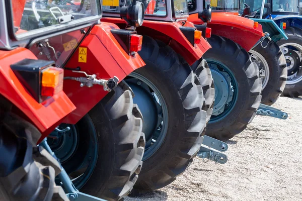 Moderni trattori e mietitrebbiatrici in mostra alla fiera agricola Foto Stock