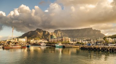 Cape Town Limanı, Waterfront günbatımı. Masa Dağı, Güney Afrika