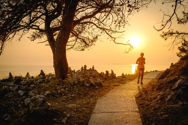 Sunrise, Losiji Adası, Hırvatistan çalışan kadın