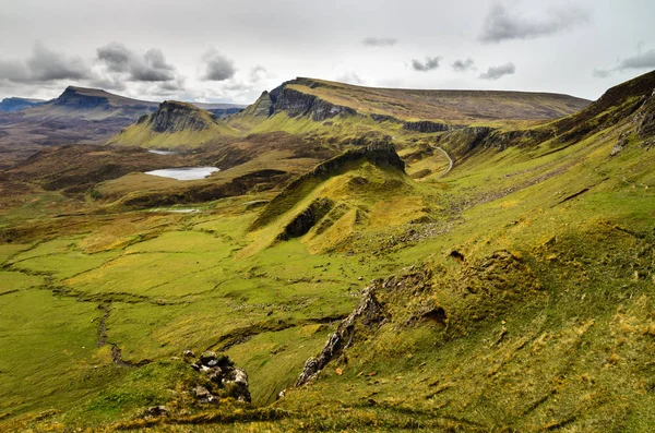 Isle of skye, berg Quiraing, Schotland schilderachtige landschap. Groot-Brittannië — Stockfoto