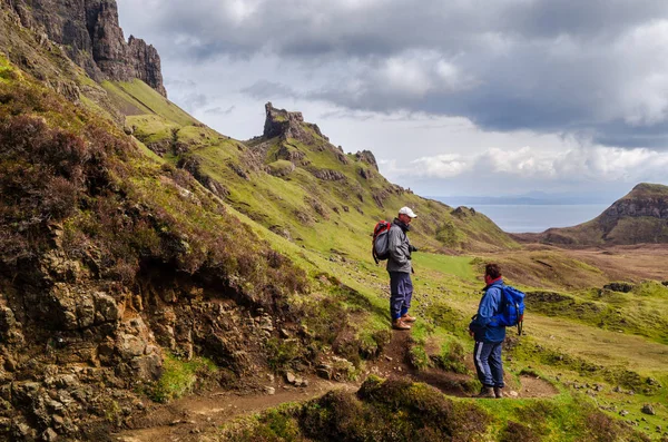 Insel des Himmels, Menschen Ausflüge in zitternde Berge, Schottland. Großbritannien — Stockfoto