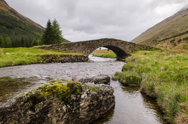 Steinbrücke, Bach. Schottische Landschaft. Schottland, Großbritannien — Stockfoto