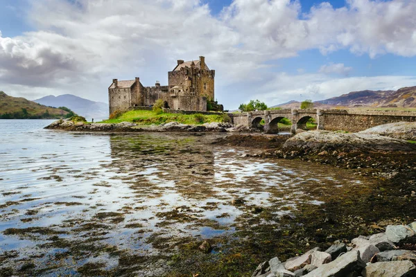 Eilean Donan castle. Szkockiego krajobrazu. Scotland, Wielka Brytania — Zdjęcie stockowe