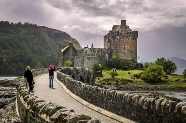 Eilean Donan castle. Szkockiego krajobrazu. Scotland, Wielka Brytania — Zdjęcie stockowe