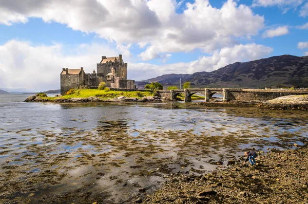 Eilean Donan castle. Szkockiego krajobrazu. Scotland, Wielka Brytania — Zdjęcie stockowe