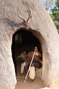 Zulu geleneksel zulu silah saman onun kulübe yapma. Phezulu köyü. Bir bin Hills, Güney Afrika Vadisi