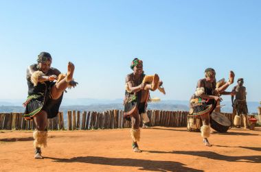 Kadınlar dans geleneksel vitese giyinmiş. Phezulu köyü. Bir bin Hills, Güney Afrika Vadisi