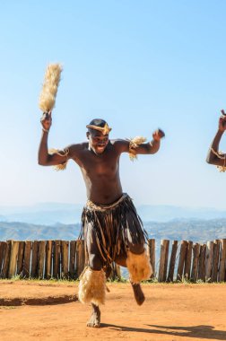Zulu adam dans geleneksel vitese giyinmiş. Bir bin Hills, Güney Afrika Vadisi
