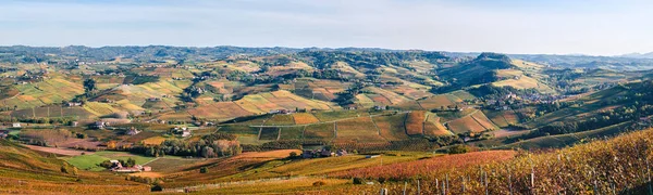Langhe üzüm bağları tepeleri panoramik sonbahar manzarası Dolcetto, Nebbiolo, Barbera, Barolo kırmızı şarabı. Turizm, seyahat yeri. Bağcılık Piedmont, İtalya, Unesco mirası