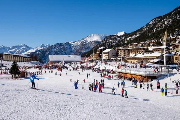 Montgenevre kayak merkezleri, köy manzaralı. Beyaz haftada kış sporları. Fransa 'da tatil beldesi