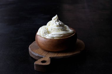 Mascarpone bir ahşap kase