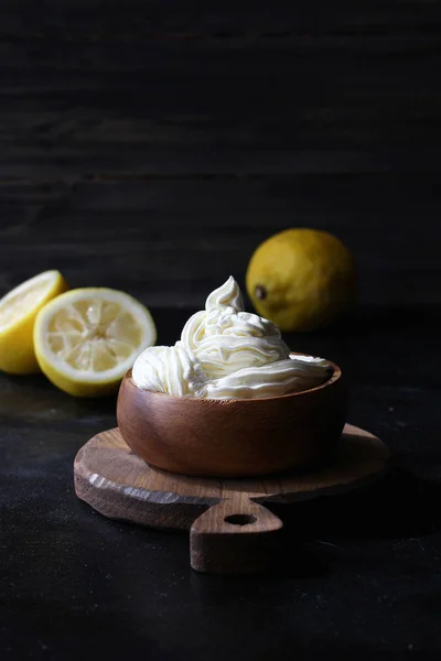 Mascarpone bir ahşap kase — Stok fotoğraf