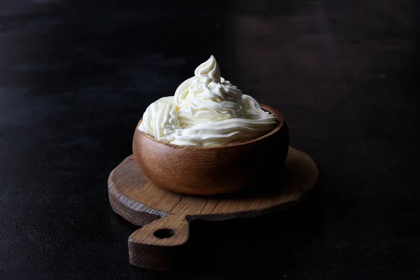 Mascarpone em uma tigela de madeira Fotografia De Stock