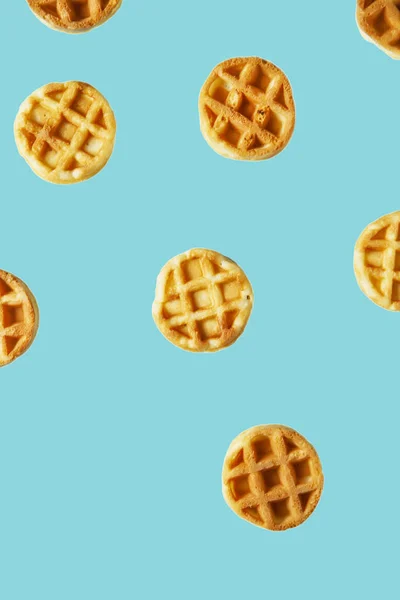 Vliegende Kleine Ronde Wafels Geïsoleerd Trendy Blauwe Achtergrond Minimaal Voedsel — Stockfoto