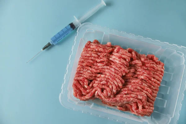 Carne Molida Recipiente Jeringa Con Proteínas Líquidas Azules Antibióticos Hormonas —  Fotos de Stock