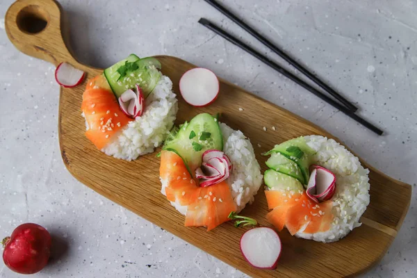 Donuts Sushi Vegan Com Cenouras Cruas Rabanete Pepino Bagel Arroz Fotografias De Stock Royalty-Free