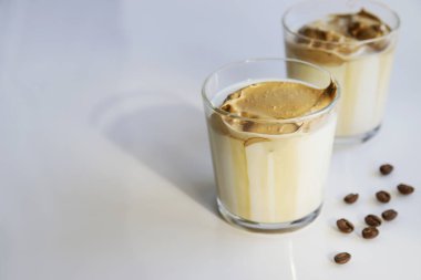 Güney Kore kahvesi dalgona moda soğuk latte ya da sütlü ve baston şekerli cappuccino. Kahvaltı için yaz içeceği.