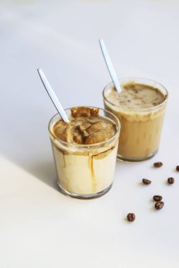 Güney Kore kahvesi dalgona moda soğuk latte ya da sütlü ve baston şekerli cappuccino. Kahvaltı için yaz içeceği.