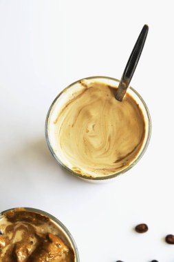 Güney Kore kahvesi dalgona moda soğuk latte ya da sütlü ve baston şekerli cappuccino. Kahvaltı için yaz içeceği.