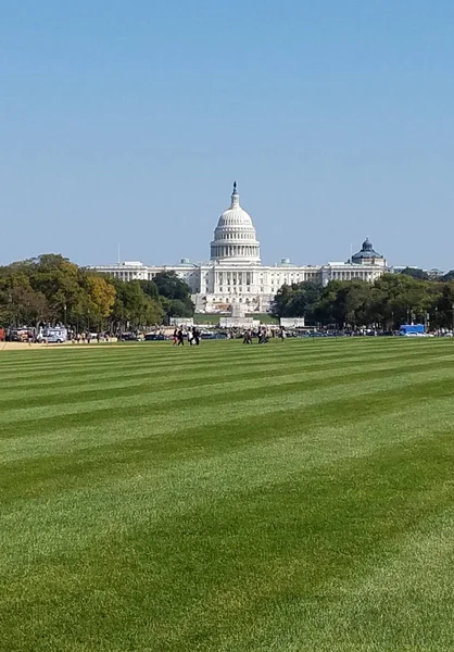 Лужайка Национального торгового центра с Капитолием США — стоковое фото