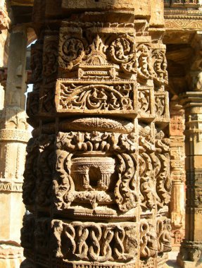 Qutb Minar anıt sitesi ayrıntıları Yeni Delhi, Hindistan