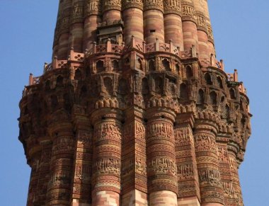 Qutb Minar anıt sitesi ayrıntıları Yeni Delhi, Hindistan