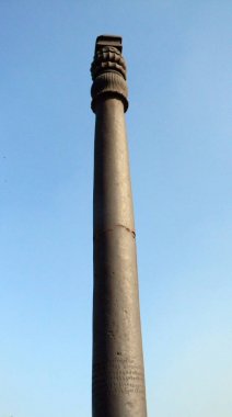 Qutub Minar demir ayağı Yeni Delhi, Hindistan.