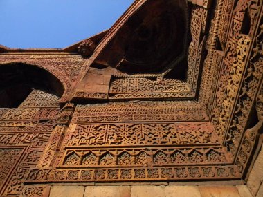 Qutb Minar anıt sitesi ayrıntıları Yeni Delhi, Hindistan