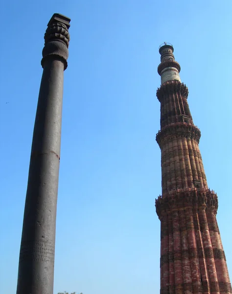 O minarete Qutub Minar e o pilar de ferro em Nova Deli, Índia . — Fotografia de Stock