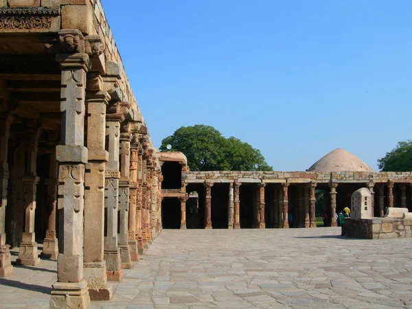 O local do monumento Qutb Minar em Nova Deli, Índia — Fotografia de Stock