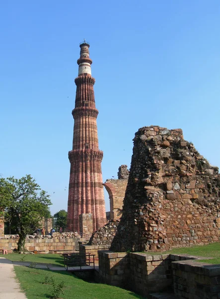 O monumento da torre Minar Qutb em Nova Deli, Índia — Fotografia de Stock