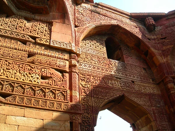 Detalles del sitio del monumento Qutb Minar en Nueva Delhi, India —  Fotos de Stock