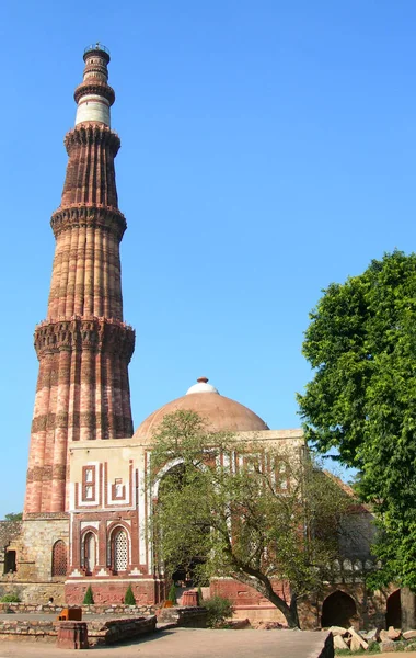 Monumento a la torre Qutb Minar en Nueva Delhi, India —  Fotos de Stock